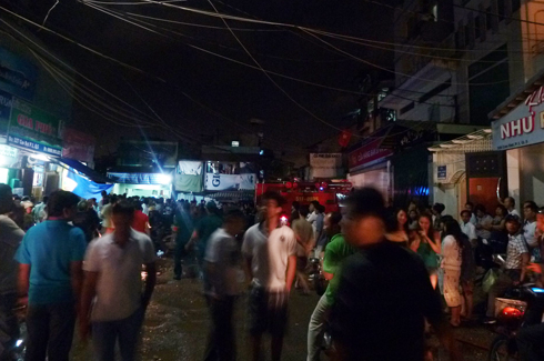 Đến[-]21h,[-]các[-]cư[-]dân[-]còn[-]hoảng[-]loạn.[-]Ảnh:[-]An[-]Nhơn